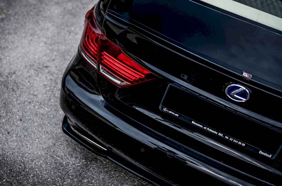 Maxton Design - CENTRAL REAR SPLITTER LEXUS LS MK4 FACELIFT (2012-2017)