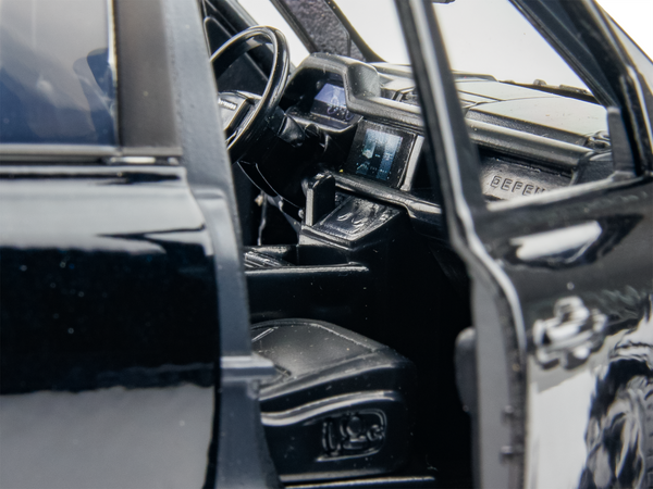 Land Rover Defender 110 Black 1:24 Scale Bburago Diecast Model