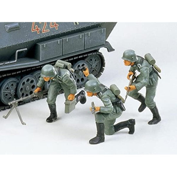 German Hanomag Sd.Kfz.251/1 Military 1:35 Plastic Model Assembly Kit