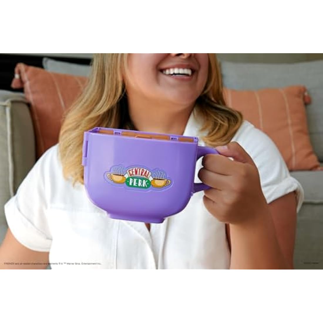 Polly Pocket Playset, Friends Compact with 6 Dolls and 9 accessories, HKV74