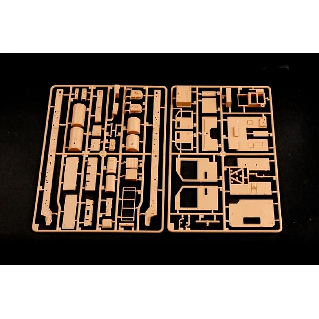 Hobbyboss 1:35 Scale M1070/M1000 HETS Assembly Authentic Kit,Gold