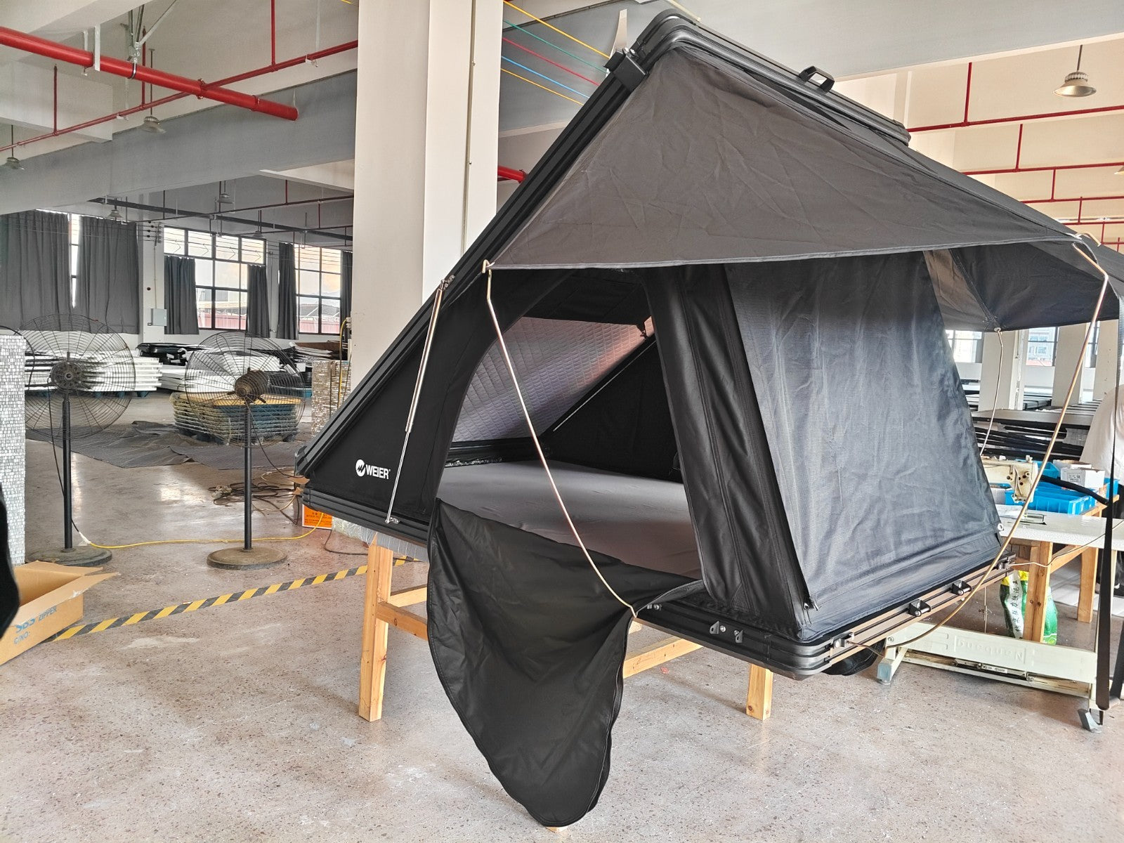 WEIER WERT-001S Vehicle Hard shell Triangle Roof Top Tent 2P Mattress Ladder LED