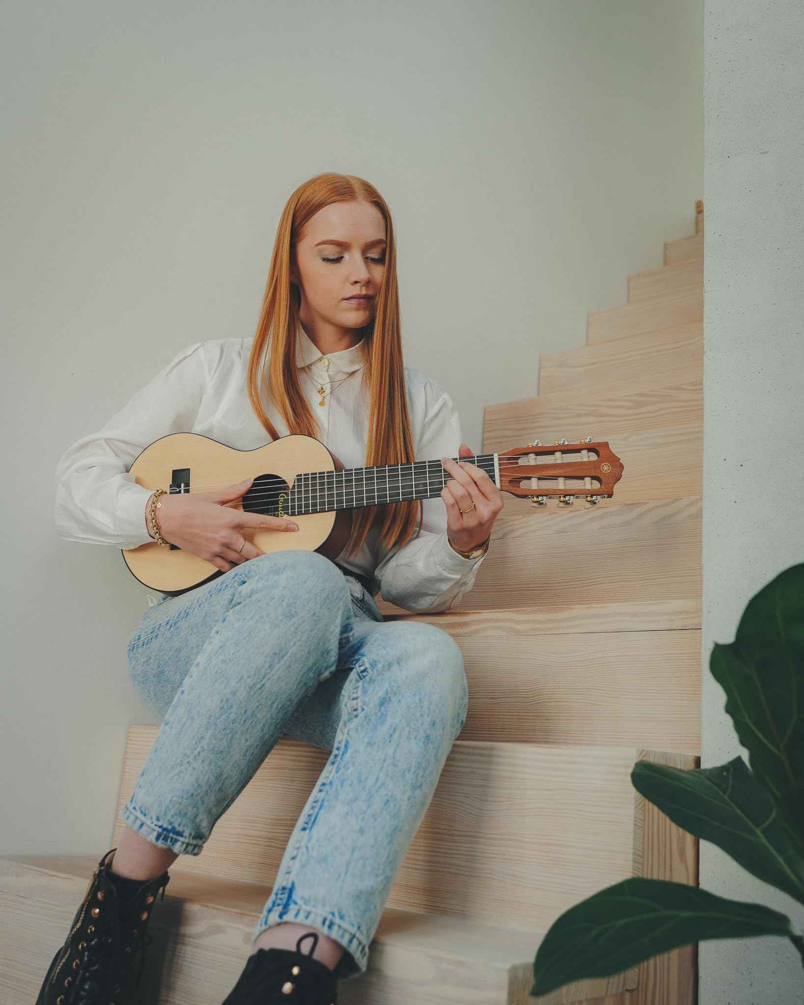 Yamaha Acoustic Guitalele, GL1 – A Hybrid Between Guitar and Ukulele (70 cm) with 6 Strings (3 Nylon/3 Metal Wound, Commonly Known as a Nylon String Set) and Fitted Yamaha Gigbag – Black