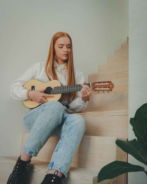 Yamaha Acoustic Guitalele, GL1 – A Hybrid Between Guitar and Ukulele (70 cm) with 6 Strings (3 Nylon/3 Metal Wound, Commonly Known as a Nylon String Set) and Fitted Yamaha Gigbag – Black