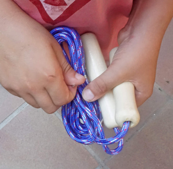 Childrens Skipping Ropes (Pack of 20). Wooden Handle Skipping Ropes for Kids. 20 Colourful Jump Ropes for Outdoor Games and Children's Parties.