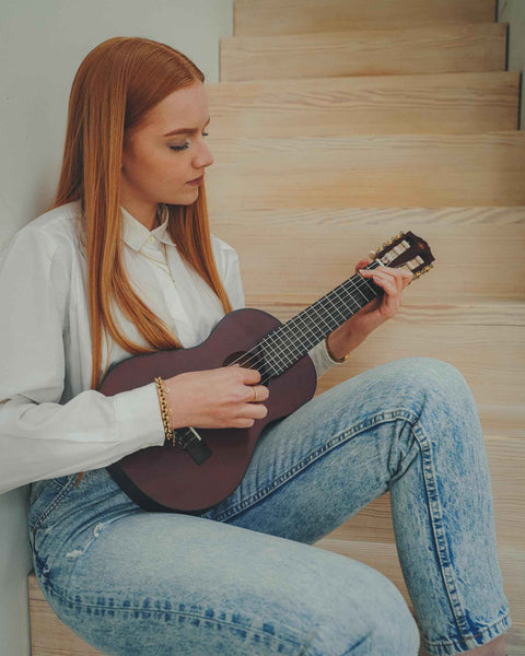 Yamaha Acoustic Guitalele, GL1 – A Hybrid Between Guitar and Ukulele (70 cm) with 6 Strings (3 Nylon/3 Metal Wound, Commonly Known as a Nylon String Set) and Fitted Yamaha Gigbag – Black