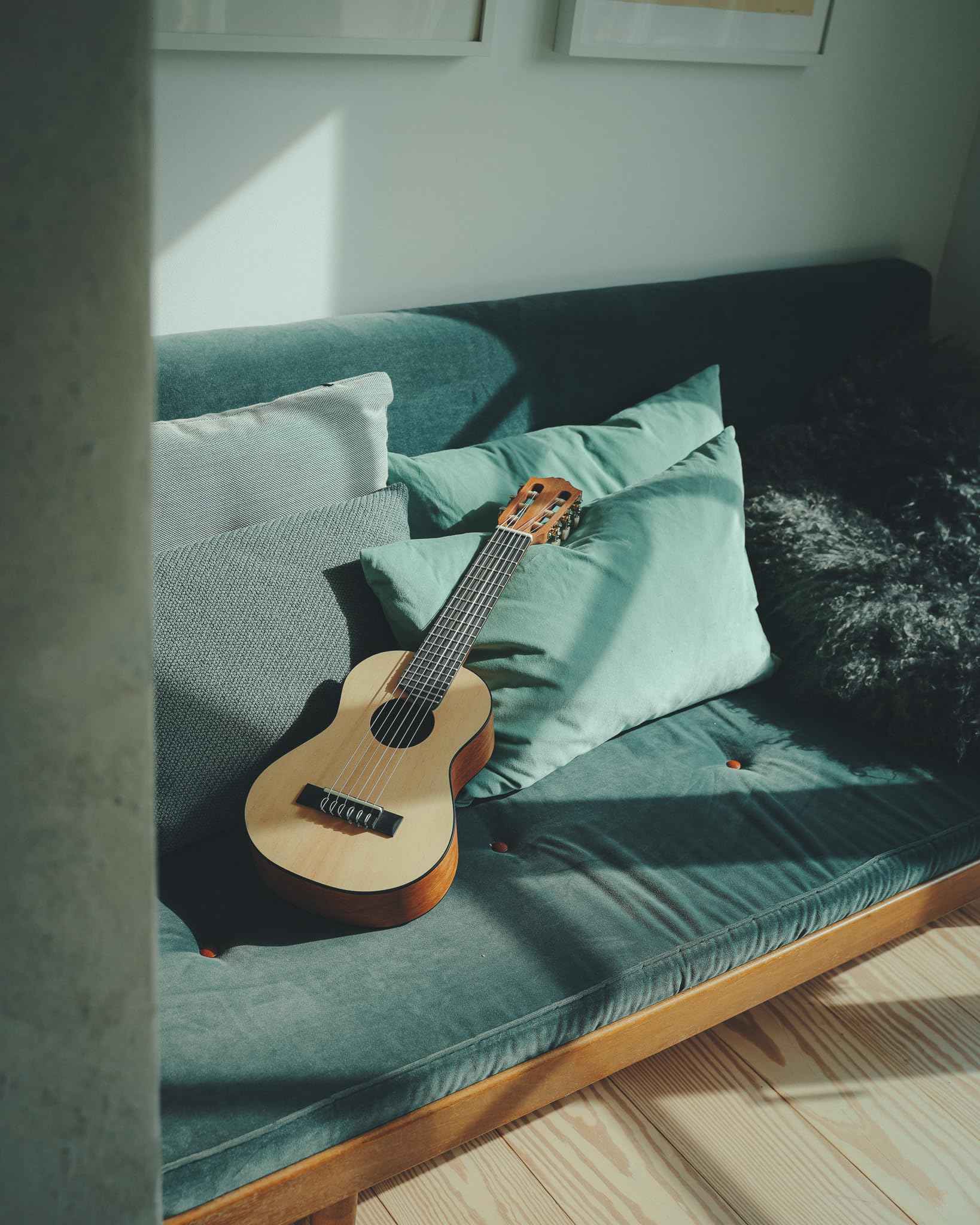 Yamaha Acoustic Guitalele, GL1 – A Hybrid Between Guitar and Ukulele (70 cm) with 6 Strings (3 Nylon/3 Metal Wound, Commonly Known as a Nylon String Set) and Fitted Yamaha Gigbag – Black