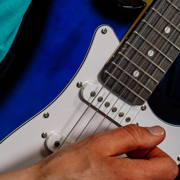 3rd Avenue XF Full Size 4/4 Electric Guitar Ultimate Kit with 10W Amp, Cable, Stand, Gig Bag, Strap, Spare Strings, Picks, Capo – Black