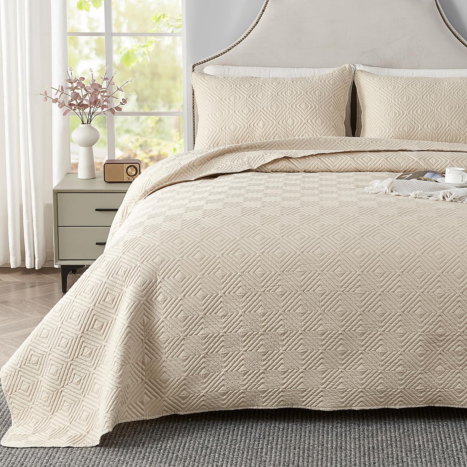 Qucover Beige Bedspread Super King Size, 3-Piece Polyester Breathable Geometric Pattern 3D Ultrasonic Quilting Technology Lightweight Summer Quilted