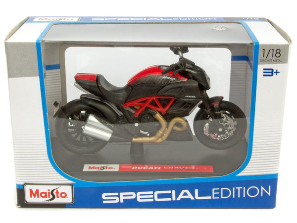 Ducati Diavel Carbon red/black - 1:18 Scale Motorbike Model