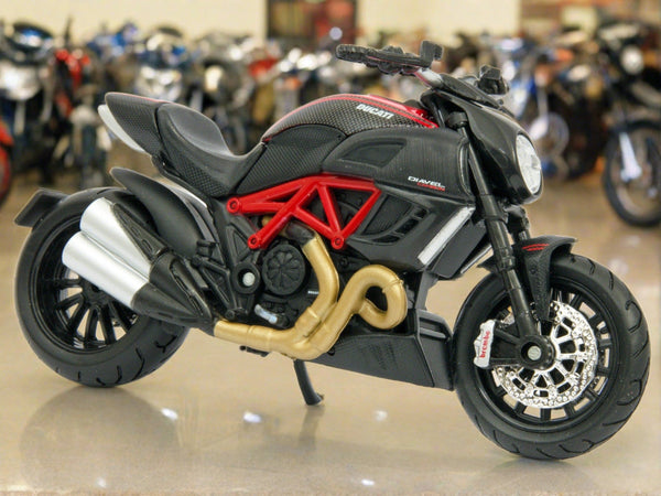 Ducati Diavel Carbon red/black - 1:18 Scale Motorbike Model